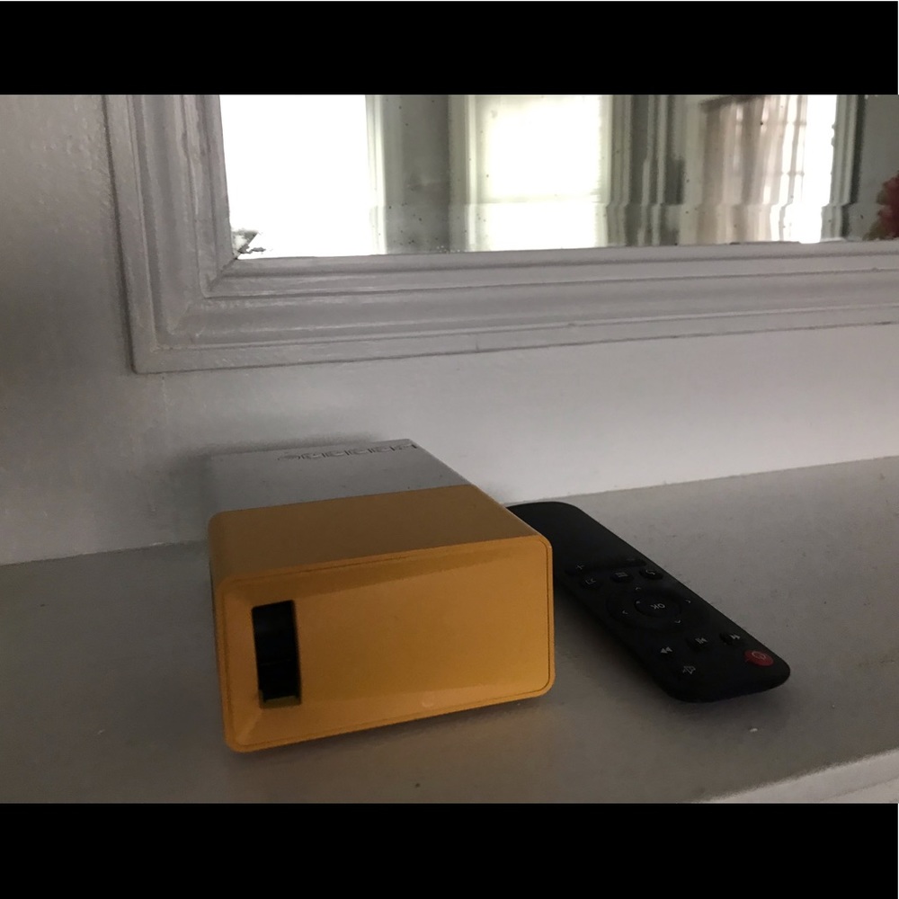 Mini Projector - Picture 4 of 5